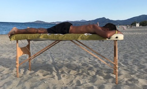 Table de massage installée sur une plage de Corse — massage à domicile et en extérieur