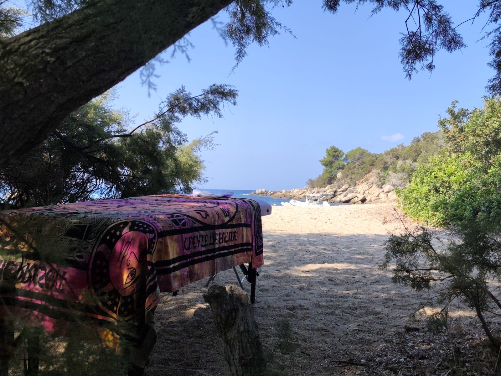 Ma table de massage installée sur une plage de Porto-Vecchio, face à la crique